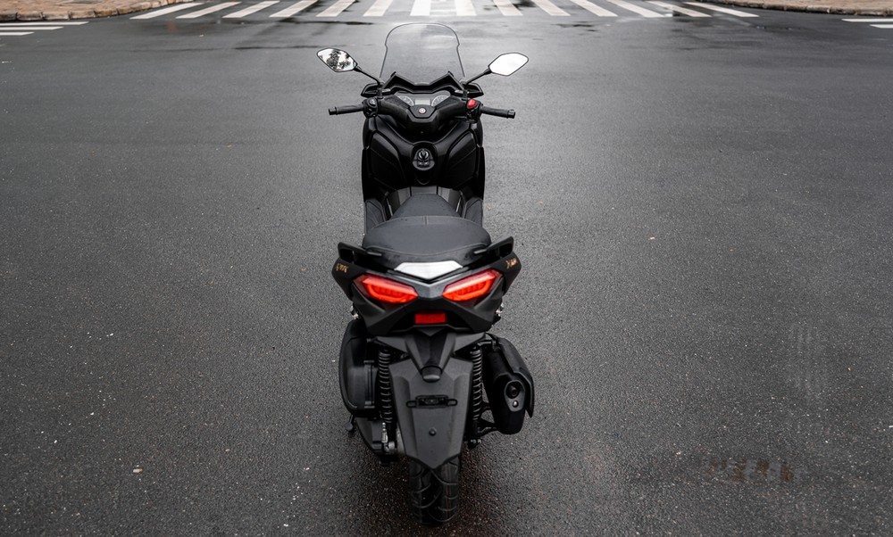 Yamaha Xmax 300 được bán chính hãng trong cuối năm nay có 2 màu xám đen và xanh xám, xe được nhập khẩu trực tiếp từ Indonesia.
